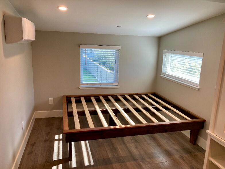 Building Photo - 2216 1/2 Motta St