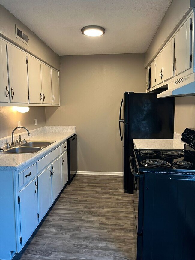 Primary Photo - South Glen Apartments