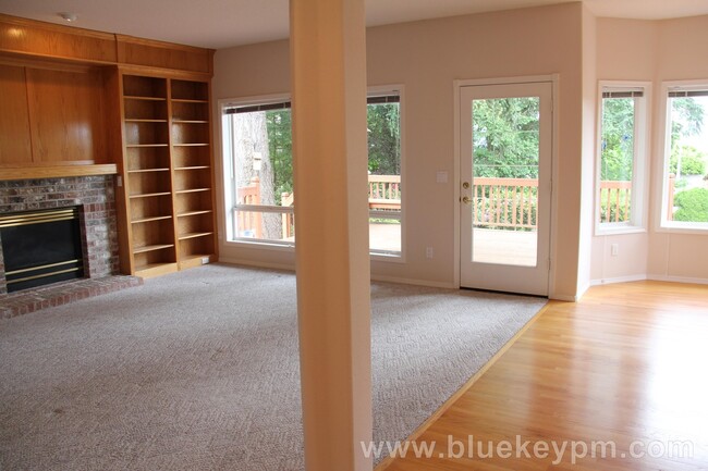 Building Photo - REDUCED $200!!   3-4 Bed, 3 Bath Camas Hom...