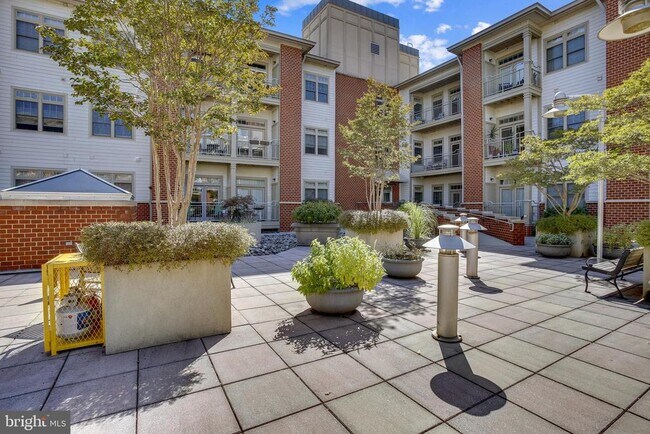 Building Photo - 309 Holland Ln