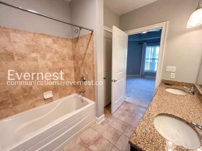 Building Photo - 3 Bed/2.5 Bath Condo with Modern Amenities / Available Now!
