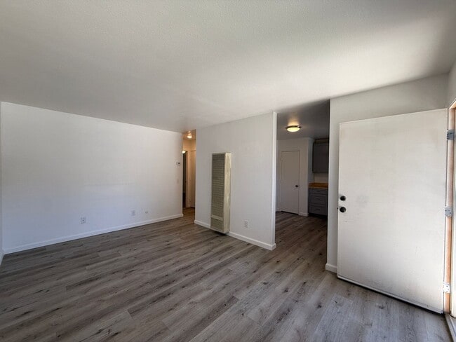 Building Photo - 524 E Ave Q-12