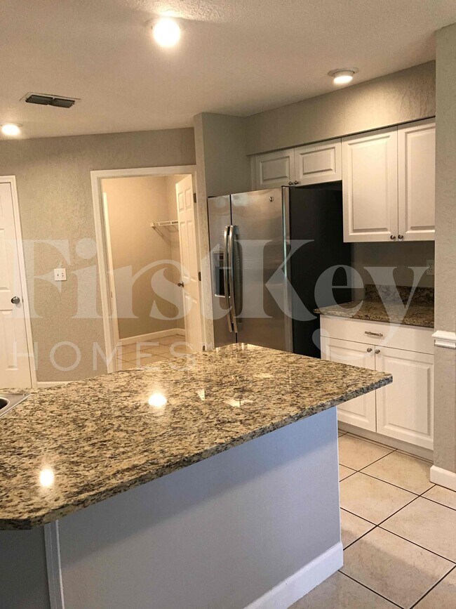 Building Photo - 2224 Palmview Cir E