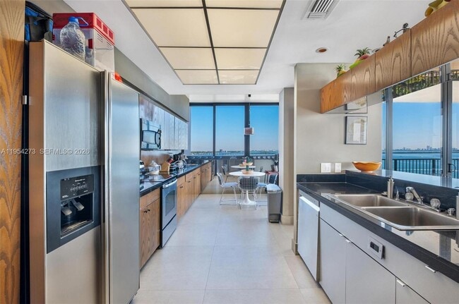 Building Photo - 1000 Venetian Way