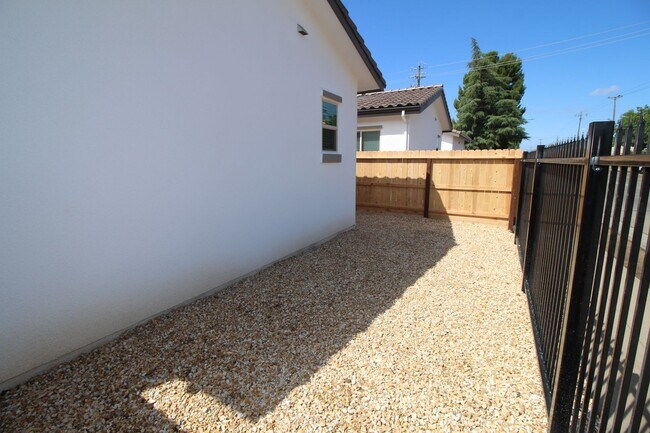 Building Photo - BRAND NEW with SOLAR Washer/Dryer/Fridge Included
