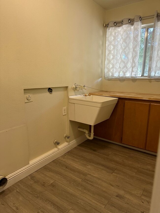 Building Photo - Your Next Chapter Starts Here - Convenient Redding Location!