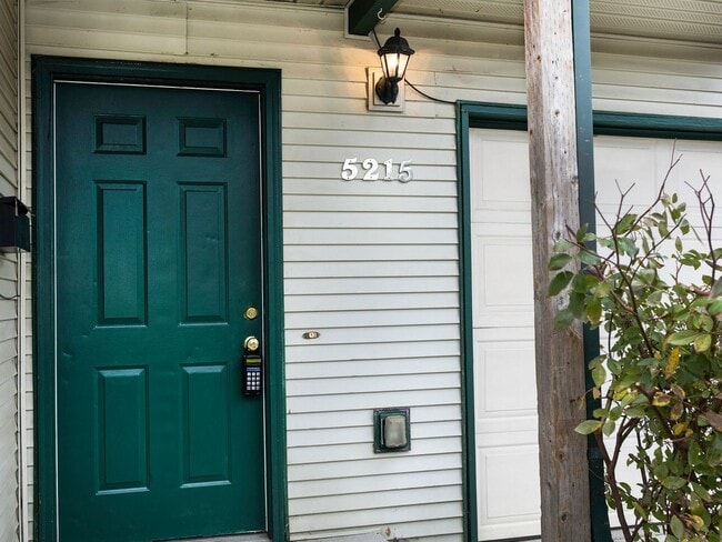 Building Photo - Bright & Spacious 2-Bedroom End Unit Townh...