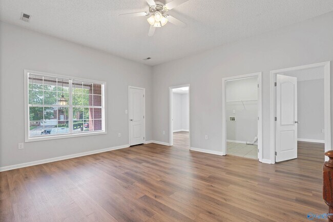 Building Photo - 469 SW Sussex Dr