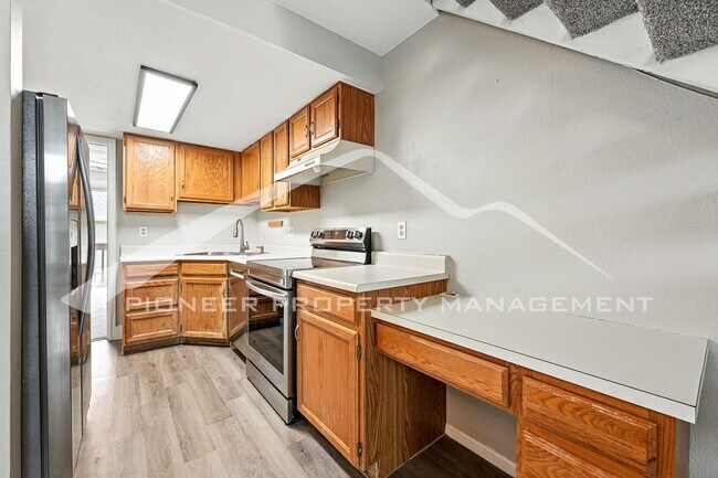 Building Photo - Spacious Condo with Washer/Dryer and Centr...