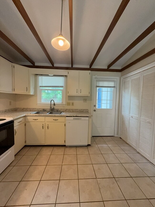 Building Photo - 425 Cedar Crk Dr