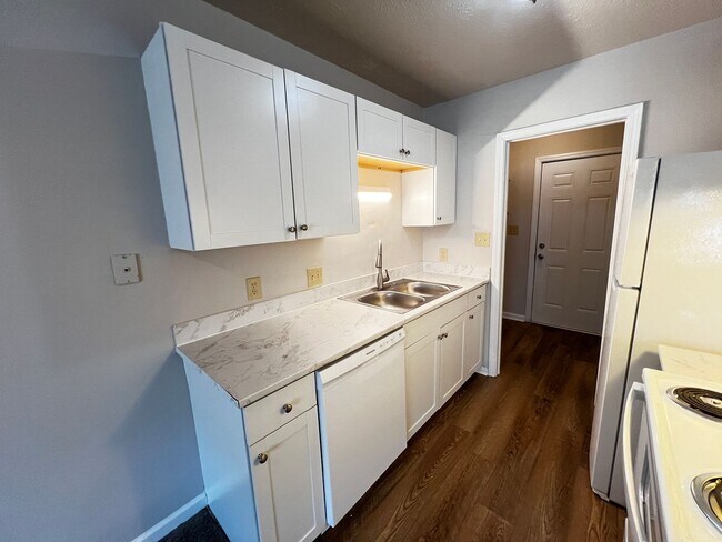 Building Photo - Unfurnished, One Bedroom, First Floor Condo in Myrtle Beach! Available Now!