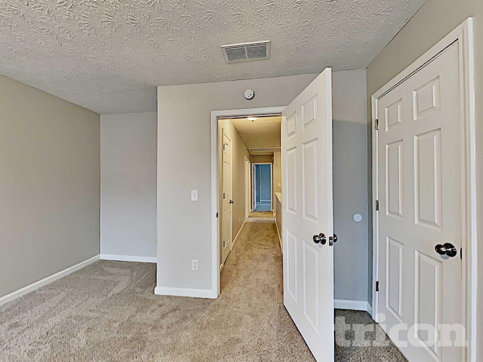 Building Photo - 872 Woodside Dr