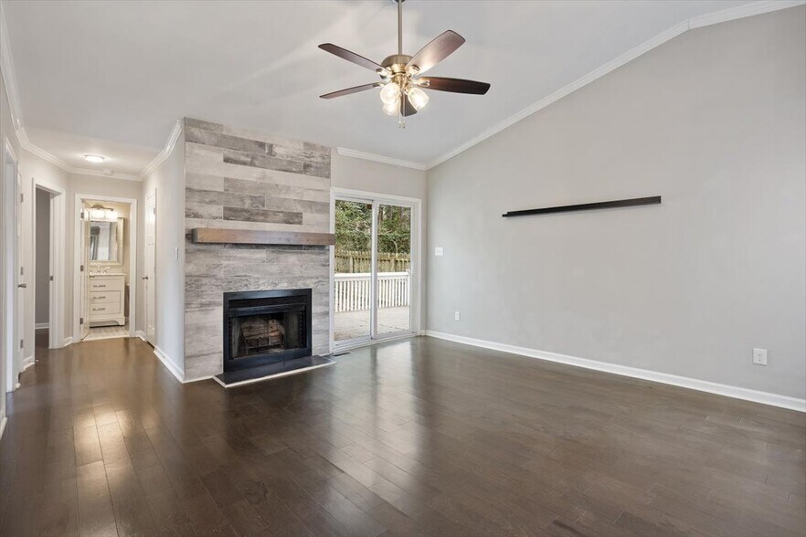 Building Photo - 2400 Calvert Dr