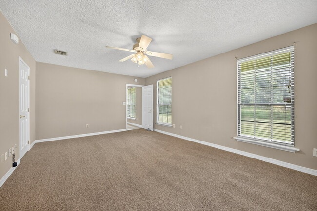 Building Photo - Spacious 3BR Home with Fireplace, Garage & Private Yard