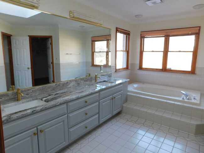 Building Photo - 3 bedroom 2.5 bathroom in Forrest Park Sub...