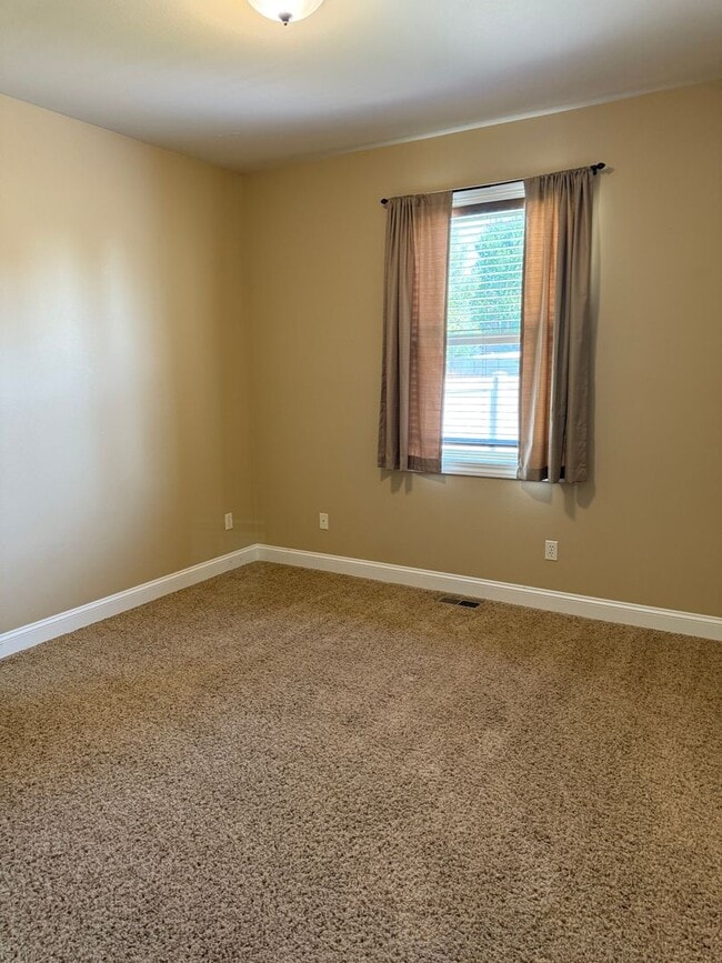Building Photo - 3 Bedroom House in Copper Ridge Subdivison