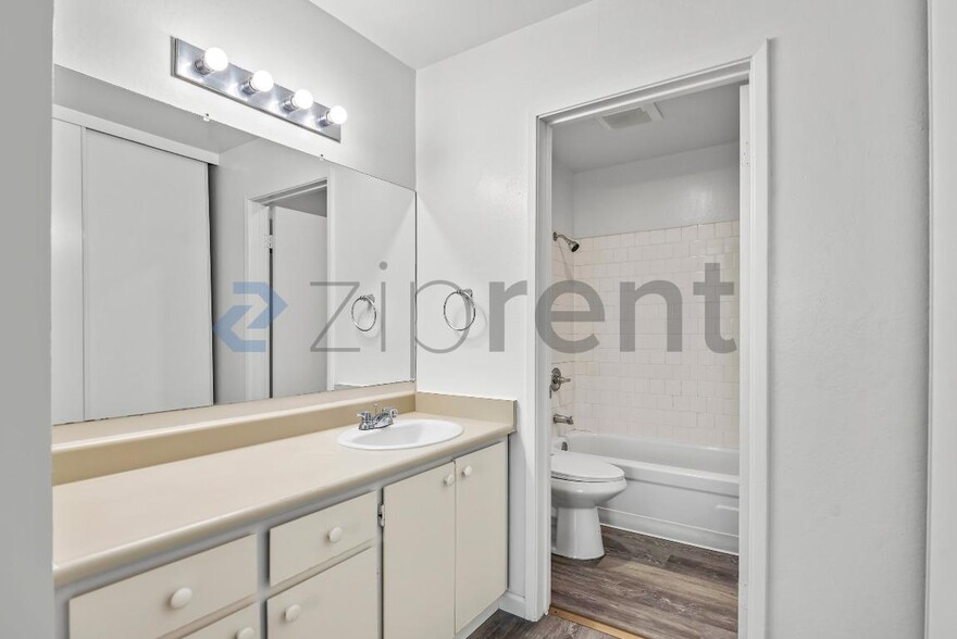 Building Photo - Unit 206
