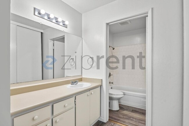 Building Photo - Unit 206