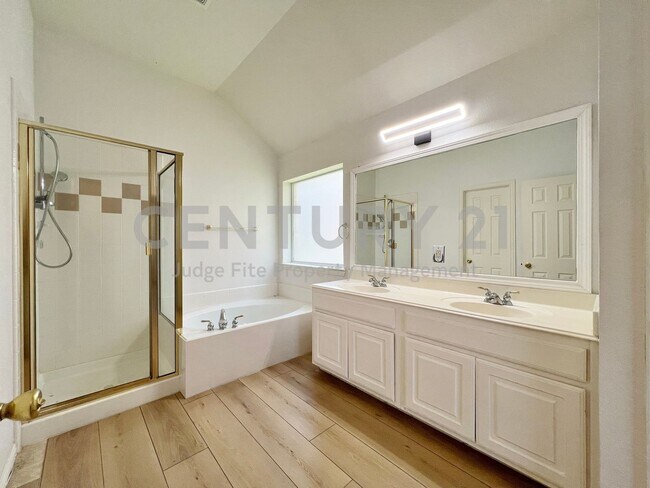 Building Photo - Fantastic 2-Story 5/3/2 in Fort Worth For ...