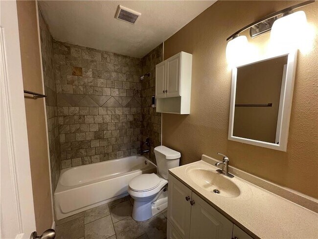 Building Photo - 2010 Cypress Pl