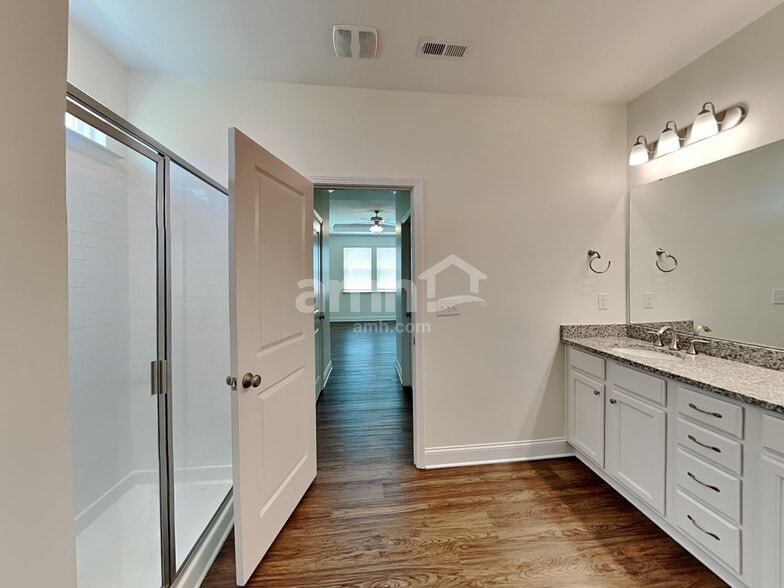 Building Photo - 4911 Trayton Ave