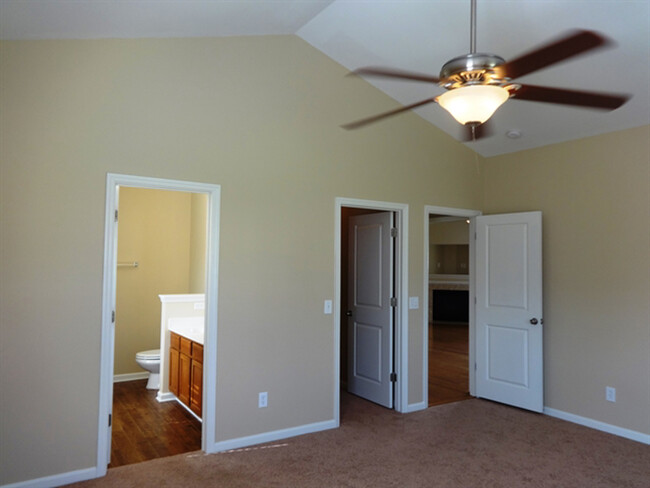 Building Photo - 621 English Oak Cir