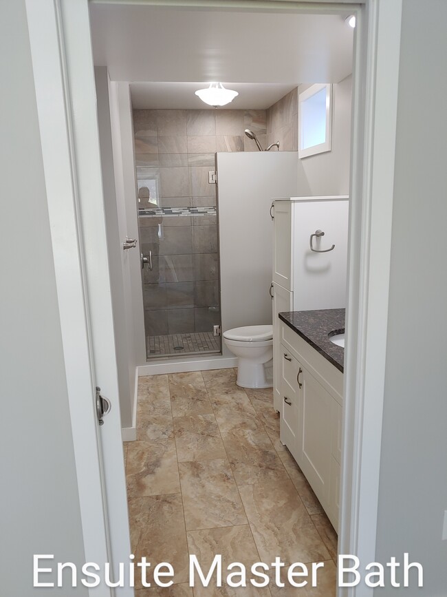 Main Ensuite Bath - 433 E Sleights Rd