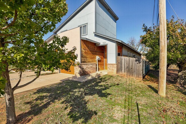 Building Photo - Modern 3-Bedroom Duplex Near OU Health Center and Okana Resort