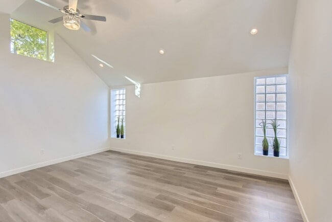 Building Photo - Congress Park – Beautiful High-End Studio