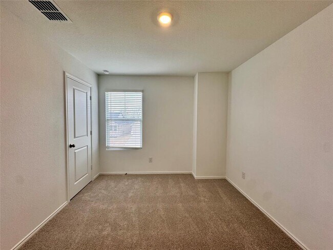 Building Photo - 554 Sormonne Lp