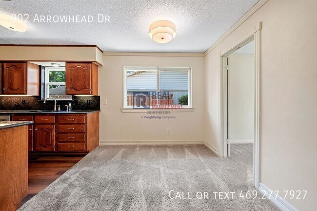 Building Photo - 902 Arrowhead Dr