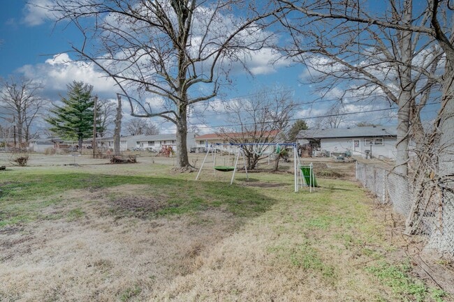 Building Photo - 3 bedroom 2 bath house with attached garage.