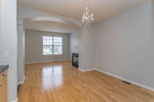 Building Photo - Downtown Living with Style & Views!
