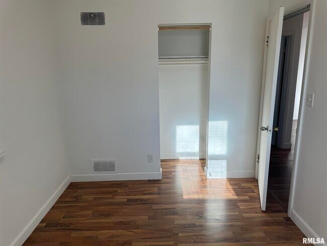 Building Photo - 3741 Keota Ave