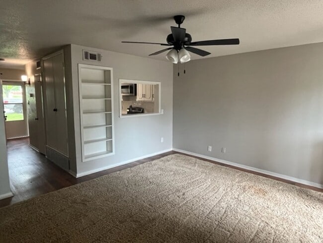 Building Photo - 110-116 Meadowview Drive