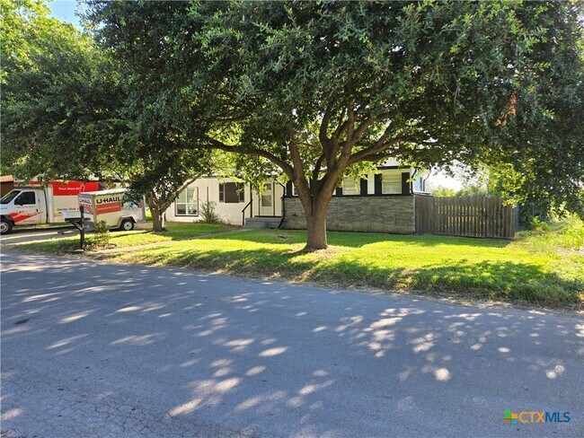 Building Photo - 906 Debus Dr