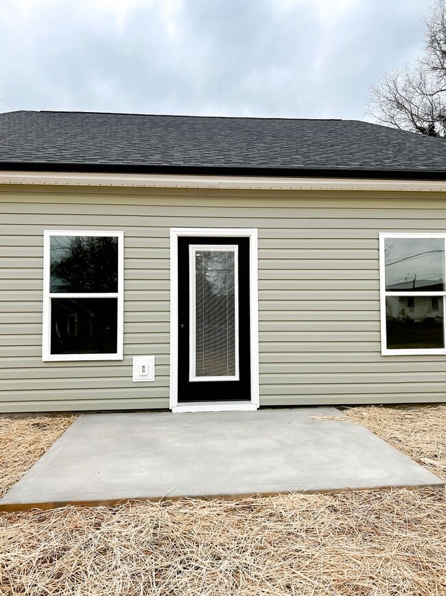 Building Photo - 3 Bedroom 2 Full Bath HOUSE with GARAGE