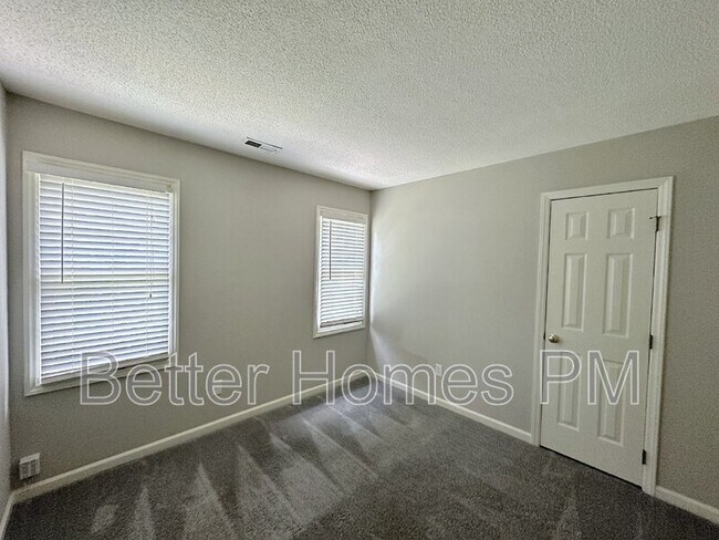 Building Photo - 741 Hanska Way