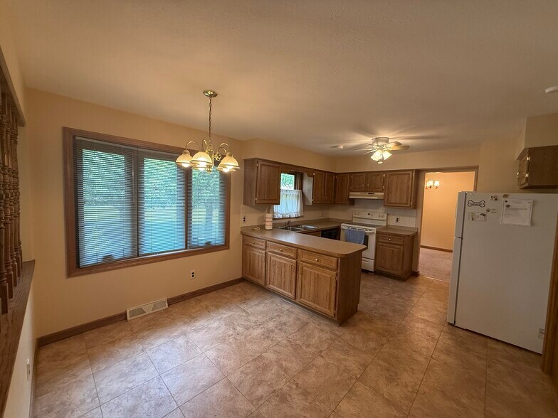 Building Photo - 4669 Pinehurst Dr