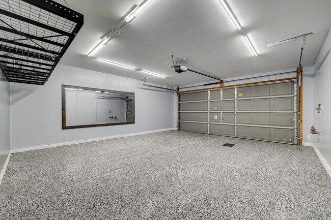 Building Photo - Stylish Townhome with Private Patio!