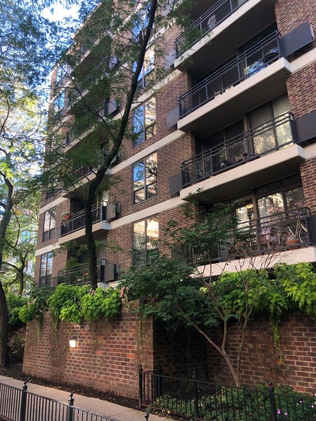 Building Photo - Beautiful Lincoln Park condo situated right next to Lake Shore Drive and Clark Street!