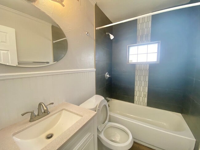 Building Photo - Pre- leasing now for 3/2 home near Maxey Park and Covenant Hospital