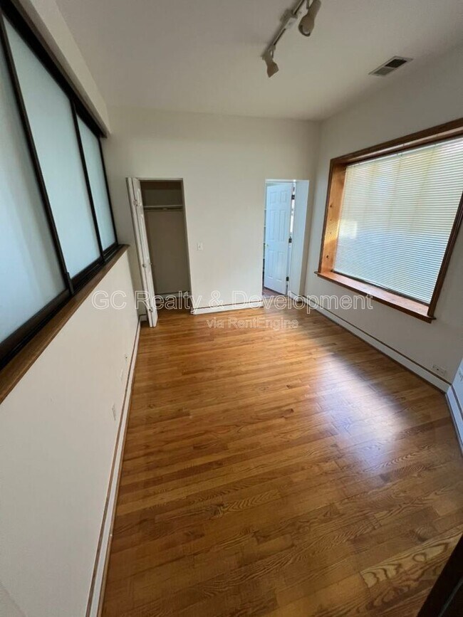 Building Photo - 6130 S Greenwood Ave