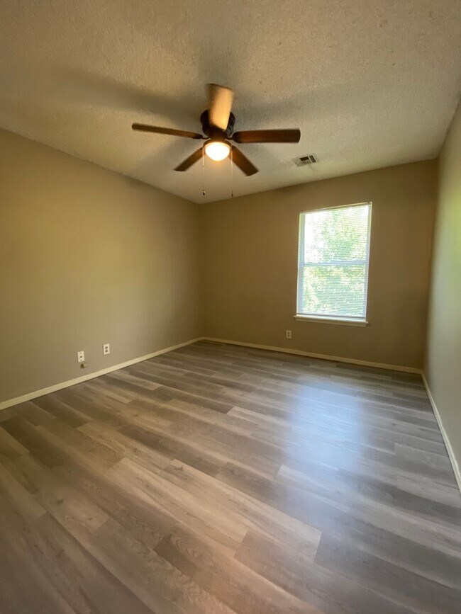 Building Photo - Updated 3 Bedroom, 2-1/2 Bathroom House on a Cul-de-sac