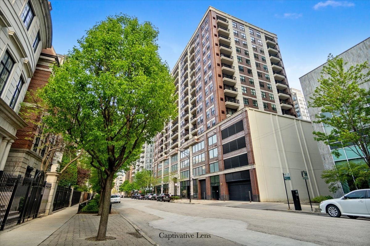 Building Photo - 451 W Huron St