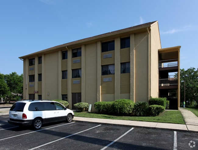 Building Photo - Johnson Manor