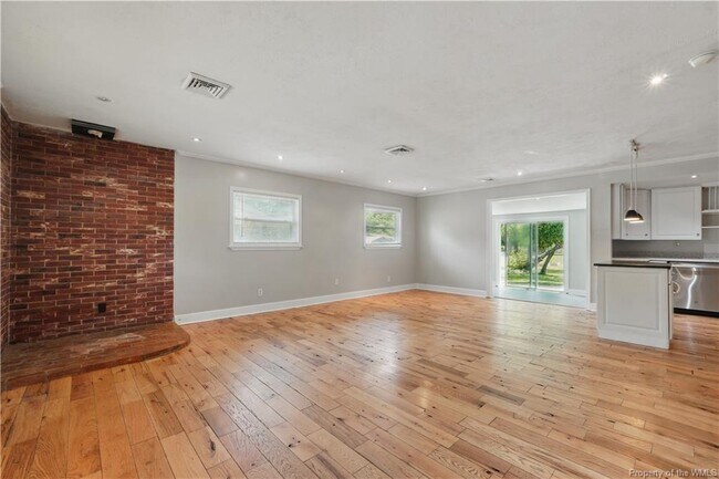 Building Photo - 3127 N Riverside Dr