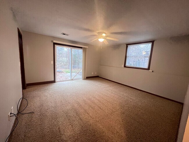 Building Photo - Three Bedroom Duplex in Rockford!