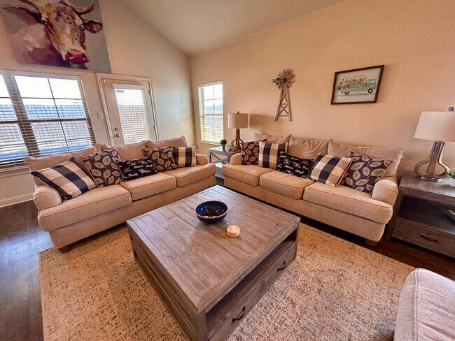 Building Photo - 3 Bed 2 Bath Mid Term Rental