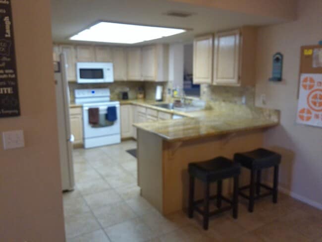 Building Photo - Seasonal  available Sept 1, 2025 to April ...